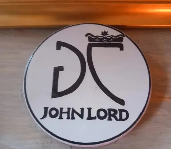 Il marchio di John Lord, artista e designer