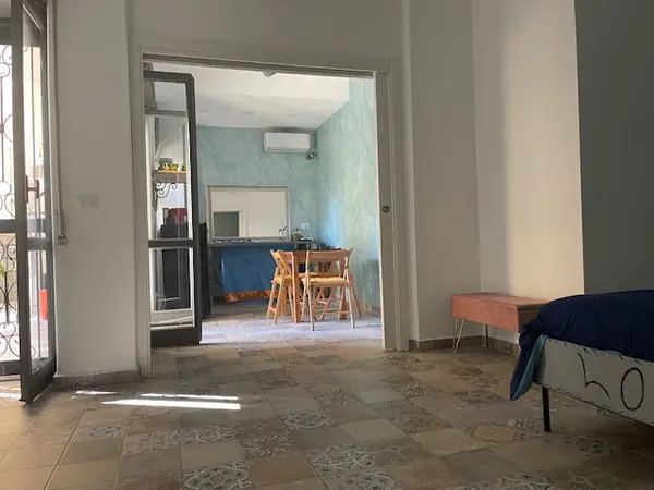 Vista dalla camera al soggiorno del bilocale Sicilia